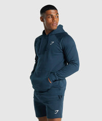رجل يرتدي Gymshark البحرية | يونايتد وي سويت كريست هوديي.