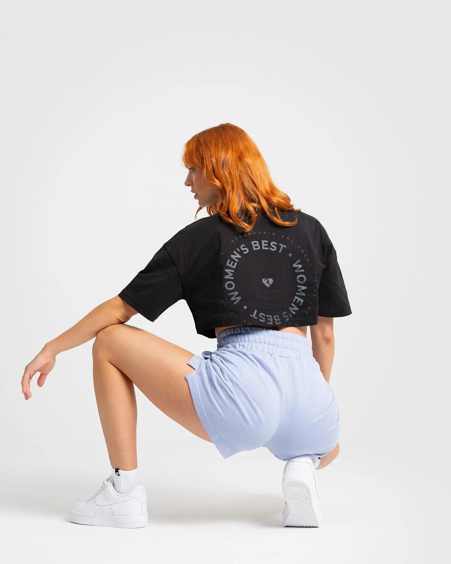 وصف: امرأة ترتدي قميصًا "Comfort Oversize Cropped Short Sleeve T-shirt" أسود ذي قصير وشورت أز من ماركة "WOMEN'S BEST".