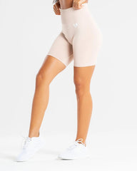 امرأة تتظاهر بأنها ترتدي شورت ركوب الدراجات الأفضل من نوعه للنساء | أحذية رياضية عارية وبيضاء.