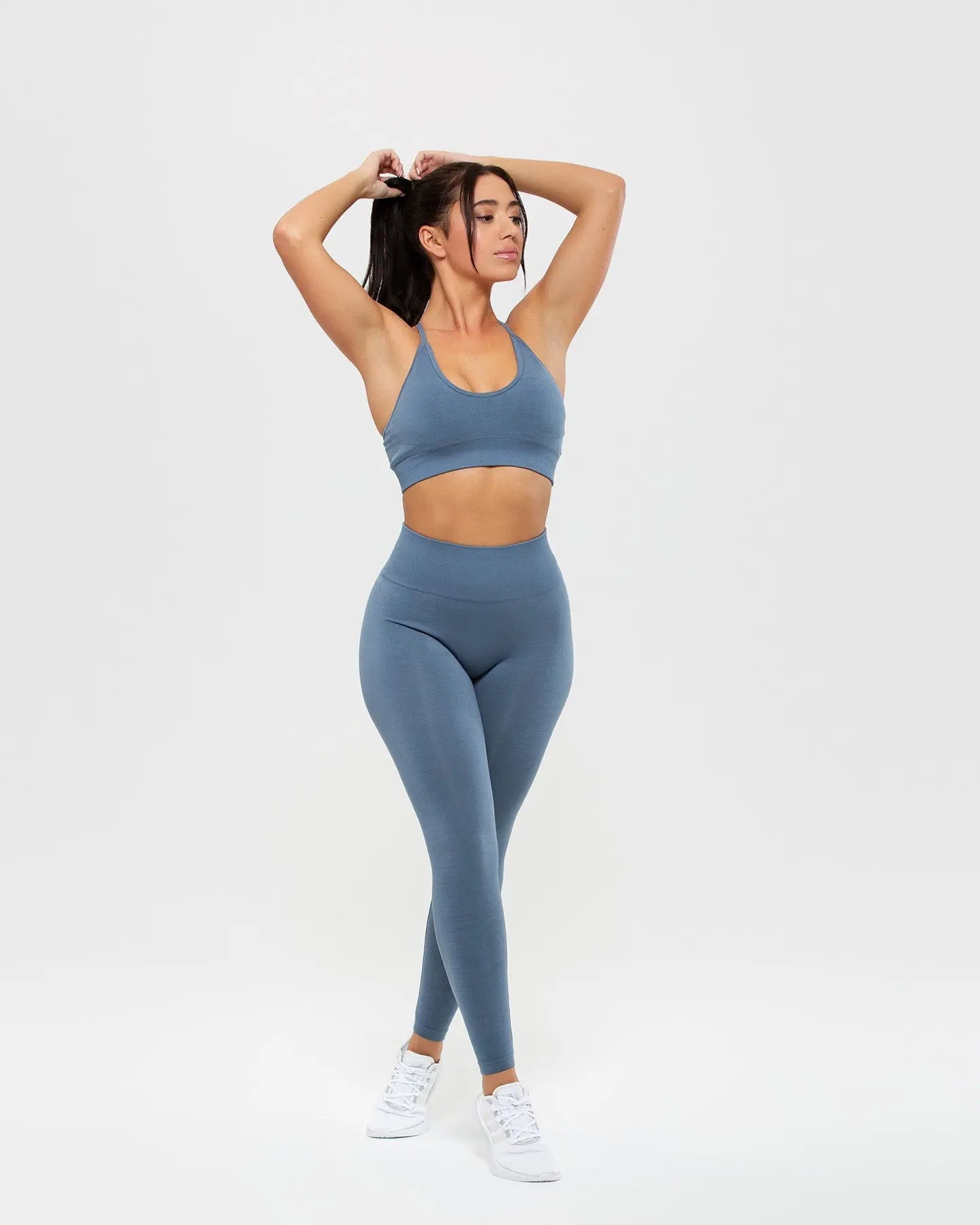 تمثيل السراويل الضيقة الضيقة لامرأة ترتدي Define Scrunch Seamless Leggings | الدخان الأزرق من أفضل النساء.