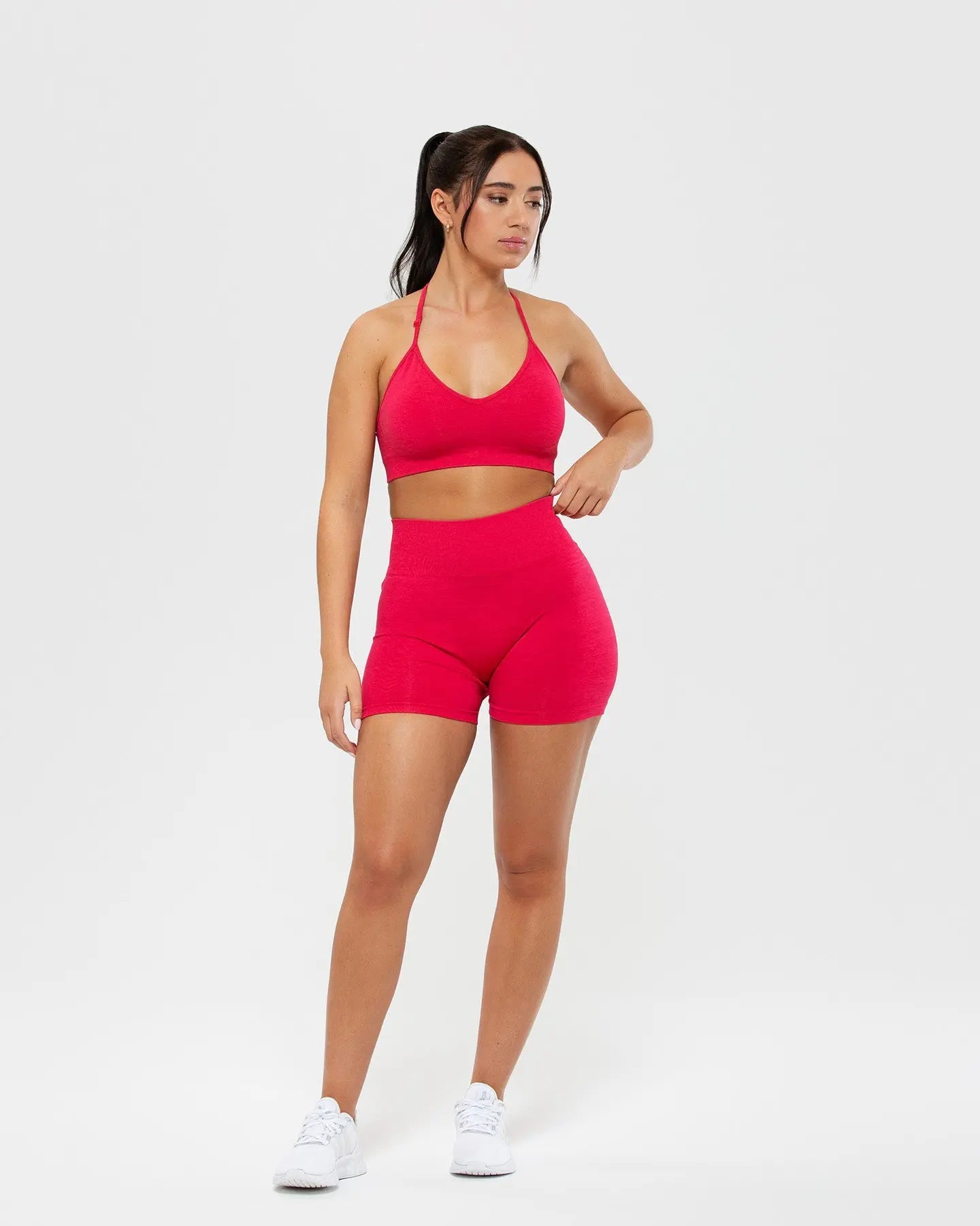 امرأة ترتدي شورت Viva Magenta Define Scrunch بدون خياطة من أفضل النساء.