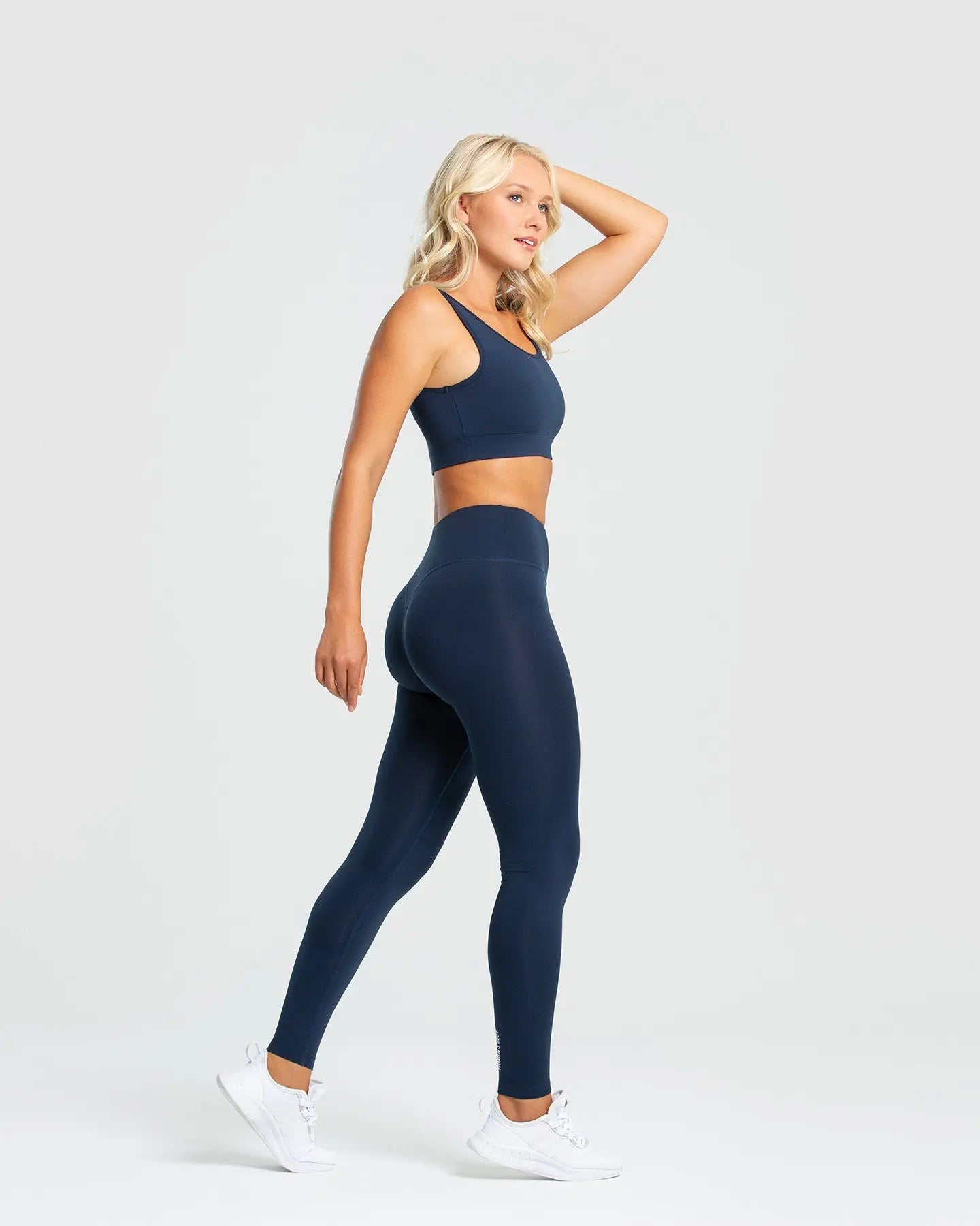 الوصف: سترة نسائية ترتدي ملابس رياضية وبنطلونات Essential Leggings باللون الأزرق من WOMEN'S BEST.