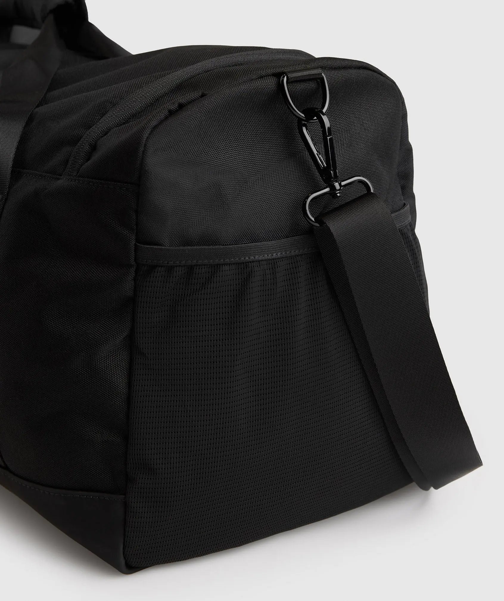 حقيبة يد متوسطة الحجم ماركة SAUDI SHARK من النوع Medium Everyday Holdall.