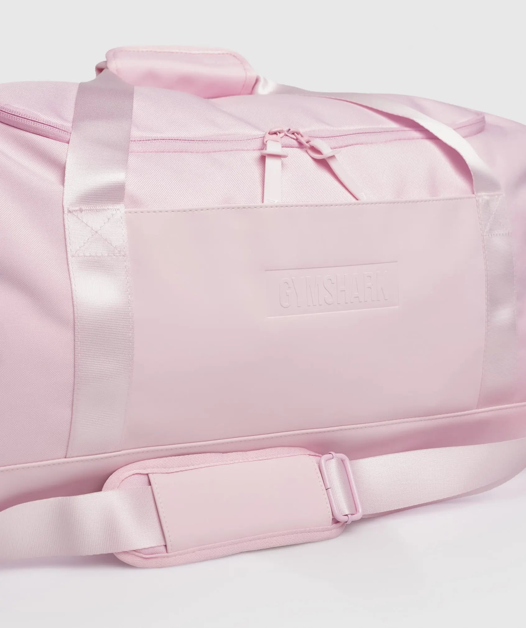 تصميم عصري، حقيبة يومية من سعودي شارك: Everyday Holdall Medium.