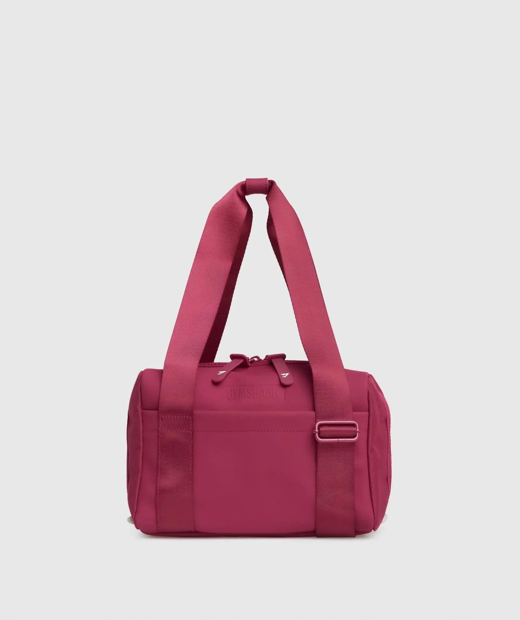 واحدة من الشنط الصغيرة التي تم تصميمها بشكل أنيق، حقيبة Everyday Mini Holdall من SAUDI SHARK.