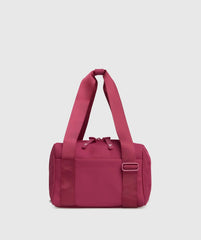 واحدة من الشنط الصغيرة التي تم تصميمها بشكل أنيق، حقيبة Everyday Mini Holdall من SAUDI SHARK.