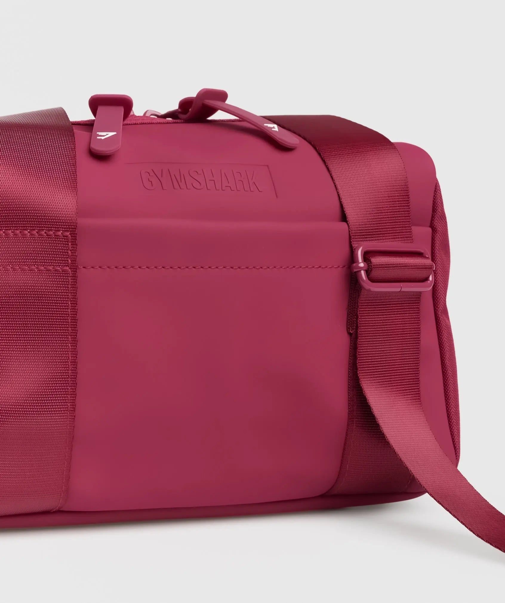 حقيبة سعودية صغيرة وأنيقة من Shark Everyday Mini على سطح أبيض.