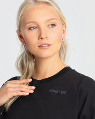 امرأة ترتدي سترة سوداء عليها اسم المنتج "Comfort Oversize Long Sleeve T-shirt | Black" من العلامة التجارية WOMEN'S BEST.