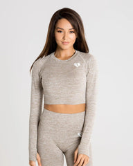 امرأة ترتدي بلوزة Move Seamless بأكمام طويلة | براون جراي مارل من WOMEN'S BEST.