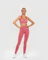 امرأة تتظاهر وهي ترتدي حمالة صدر رياضية حمراء أفضل للنساء وبنطال ضيق بدون خياطة من BEST Move للنساء | ريد مارل.