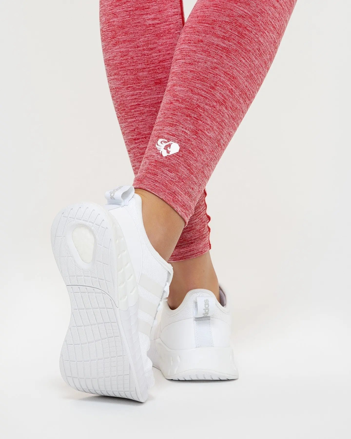 ترتدي المرأة سروالًا ضيقًا بدون خياطة من BEST Move للنساء | ريد مارل.