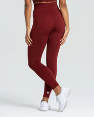 وصف: حقيبة ظهر لامرأة في ليقنز نسائي Move Seamless Leggings بلون أحمر روبي صلب من WOMEN'S BEST.