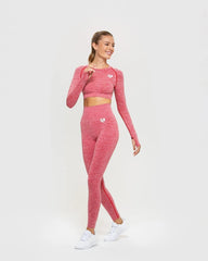 امرأة ترتدي قميصًا أحمر اللون من ماركة BEST Marl Move بدون خياطة بأكمام طويلة وسروالًا ضيقًا.