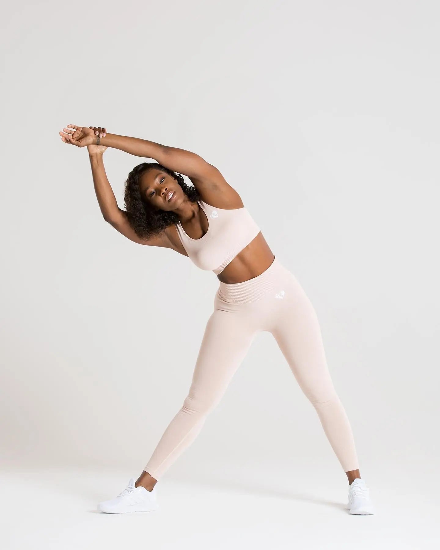 أفضل امرأة ترتدي حمالة صدر رياضية بدون خياطة من Power | طماق عارية ومطابقة في حين.