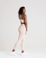 المنظر الخلفي لامرأة ترتدي حمالة صدر رياضية بدون خياطة من BEST للنساء | عارية وطماق.