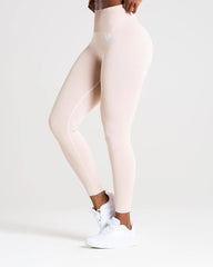 وصف: ملابس نسائية ضيقة Power Seamless Leggings بلون عاري وحذاء أبيض مريح WOMEN'S BEST.