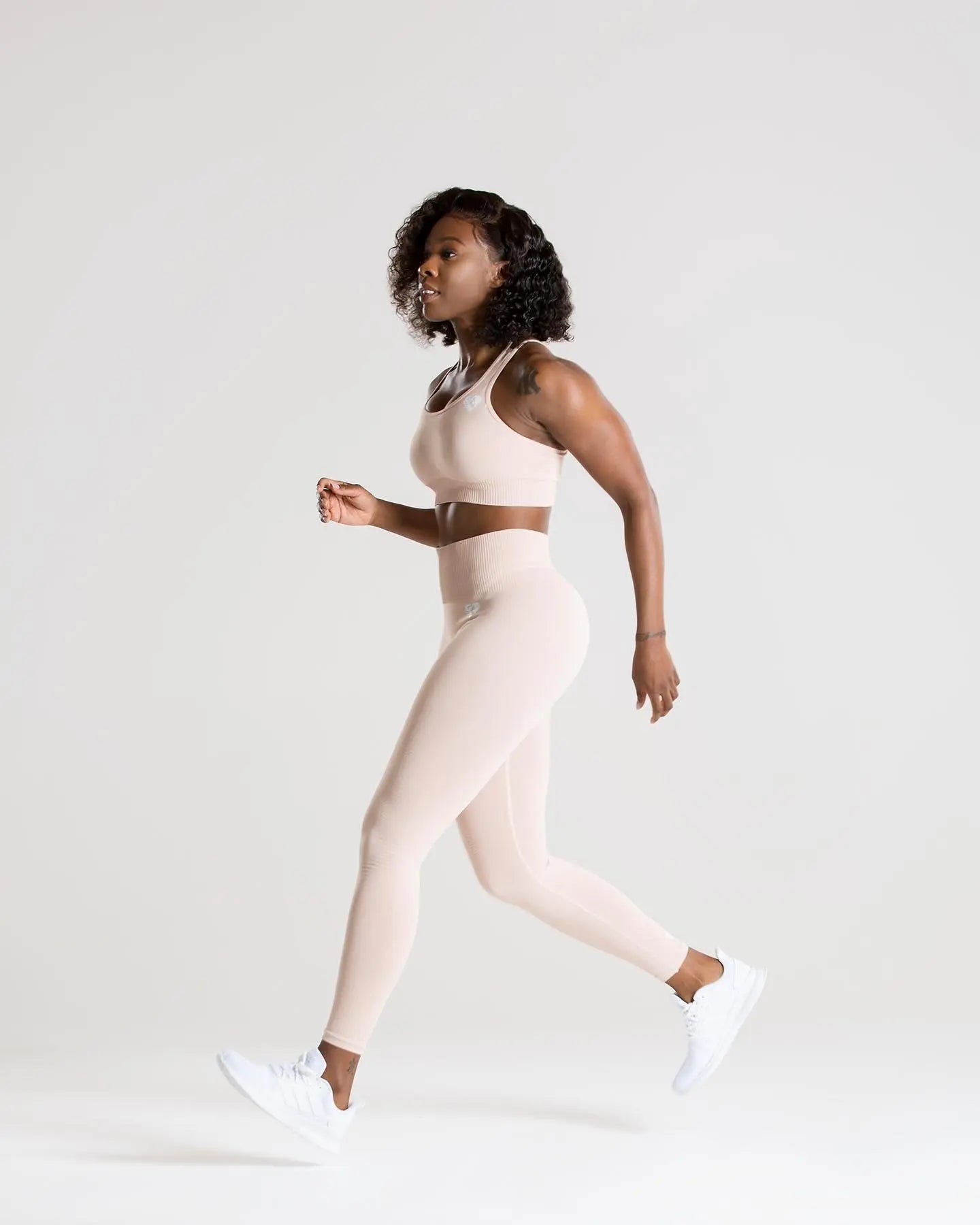 امرأة ترتدي طماق نسائية بدون خياطة من أفضل القوة | عارية تعمل على خلفية بيضاء.