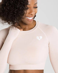 امرأة ترتدي قميصًا قصيرًا بأكمام طويلة بدون خياطة من Power | عارية من صنع أفضل النساء.