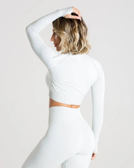 المنظر الخلفي لامرأة ترتدي بلوزة نسائية قصيرة الأكمام بدون خياطة من BEST Power باللون الرمادي الفاتح.