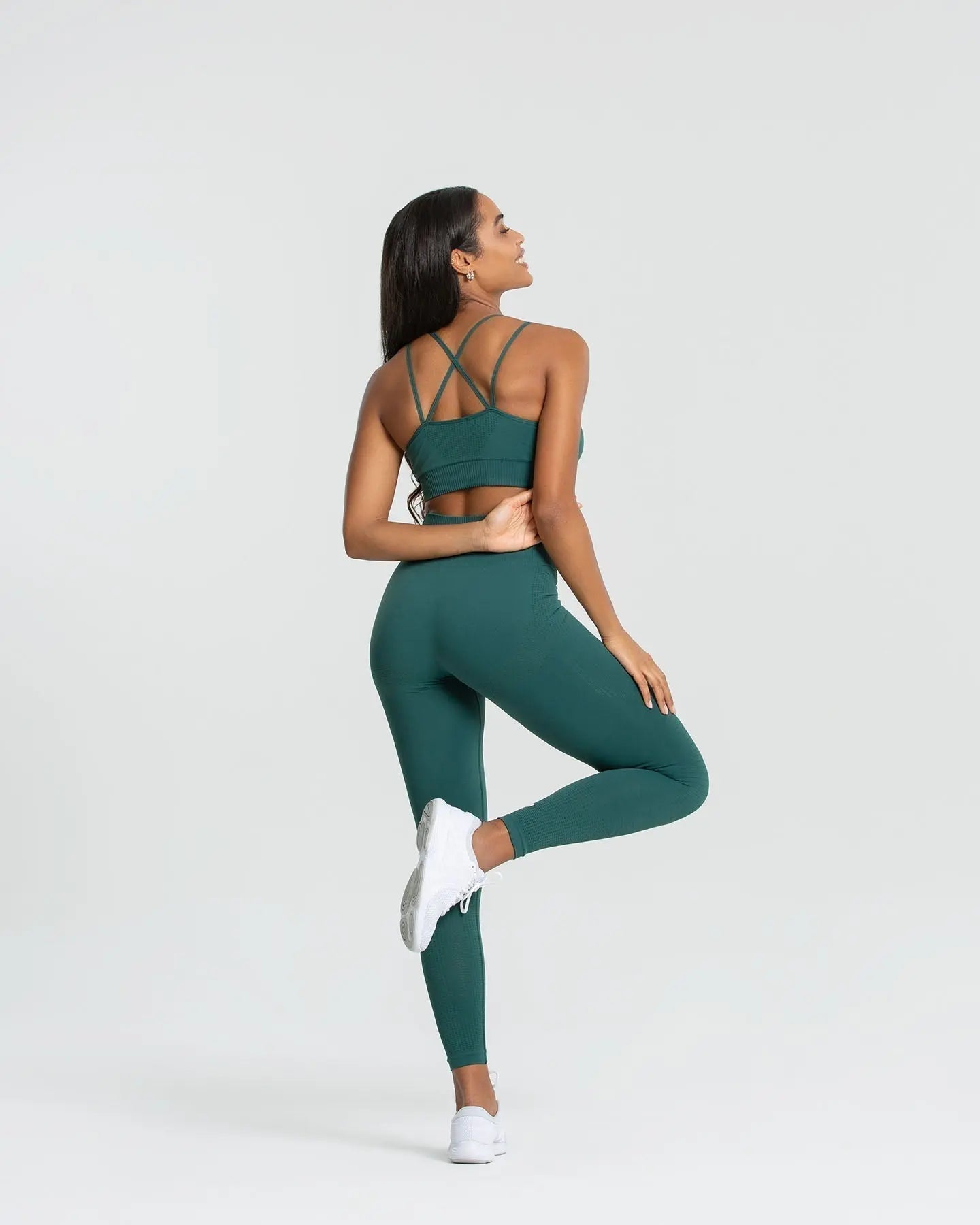 امرأة ترتدي بنطال ضيق بدون خياطة من أفضل النساء | طماق اليوغا الخضراء الغابات.