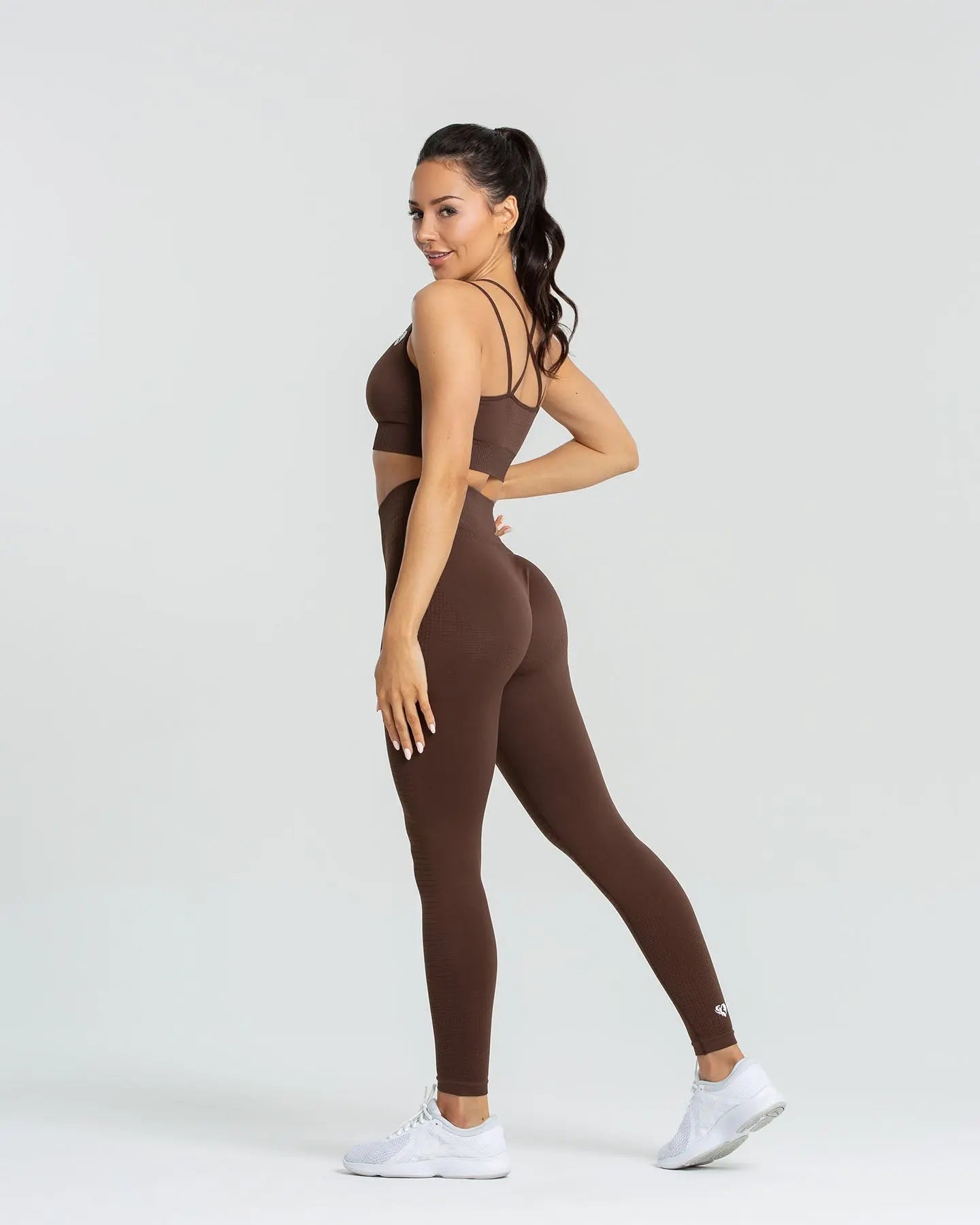 الوصف: امرأة في ليقنز بدون درزات (Power Seamless Leggings) لون خشبي جوزي | أفضل النساء.
