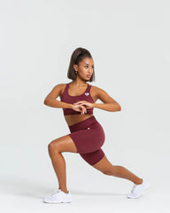 امرأة تتظاهر بأنها ترتدي شورت ركوب الدراجات Power Seamless باللون العنابي الأفضل للسيدات وطماق مرنة.