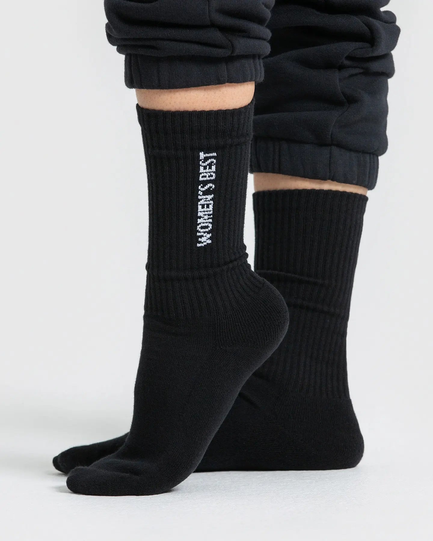 واحدة من الروائع لتكون في عالم الملابس، تتميز هذه الجوارب النسائية SAUDI SHARK Crew Socks (1PK) | أسود.