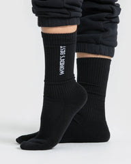 واحدة من الروائع لتكون في عالم الملابس، تتميز هذه الجوارب النسائية SAUDI SHARK Crew Socks (1PK) | أسود.