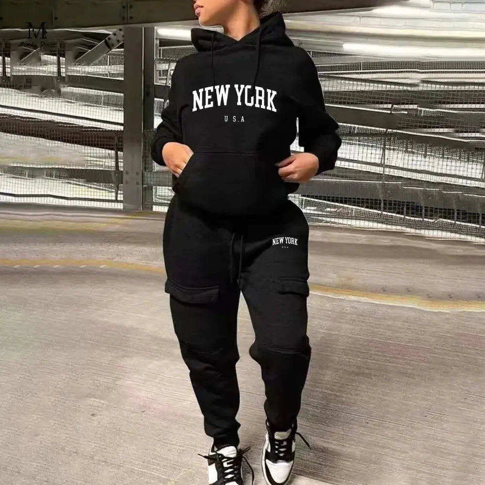 امرأة ترتدي ملابس رياضية نسائية من Power Up Activewear مكونة من قطعتين مع هوديس وسراويل رياضية مطبوعة عليها حروف، أزياء شتوية مكونة من قطعتين متطابقتين مع ملابس رياضية للركض.