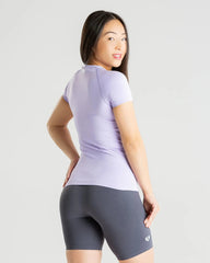 الوصف: الجزء الخلفي لامرأة ترتدي قميصاً قصيراً باللون الأزرق
اسم المنتج: قميص Power Seamless | ليلك
اسم العلامة التجارية: WOMEN'S BEST