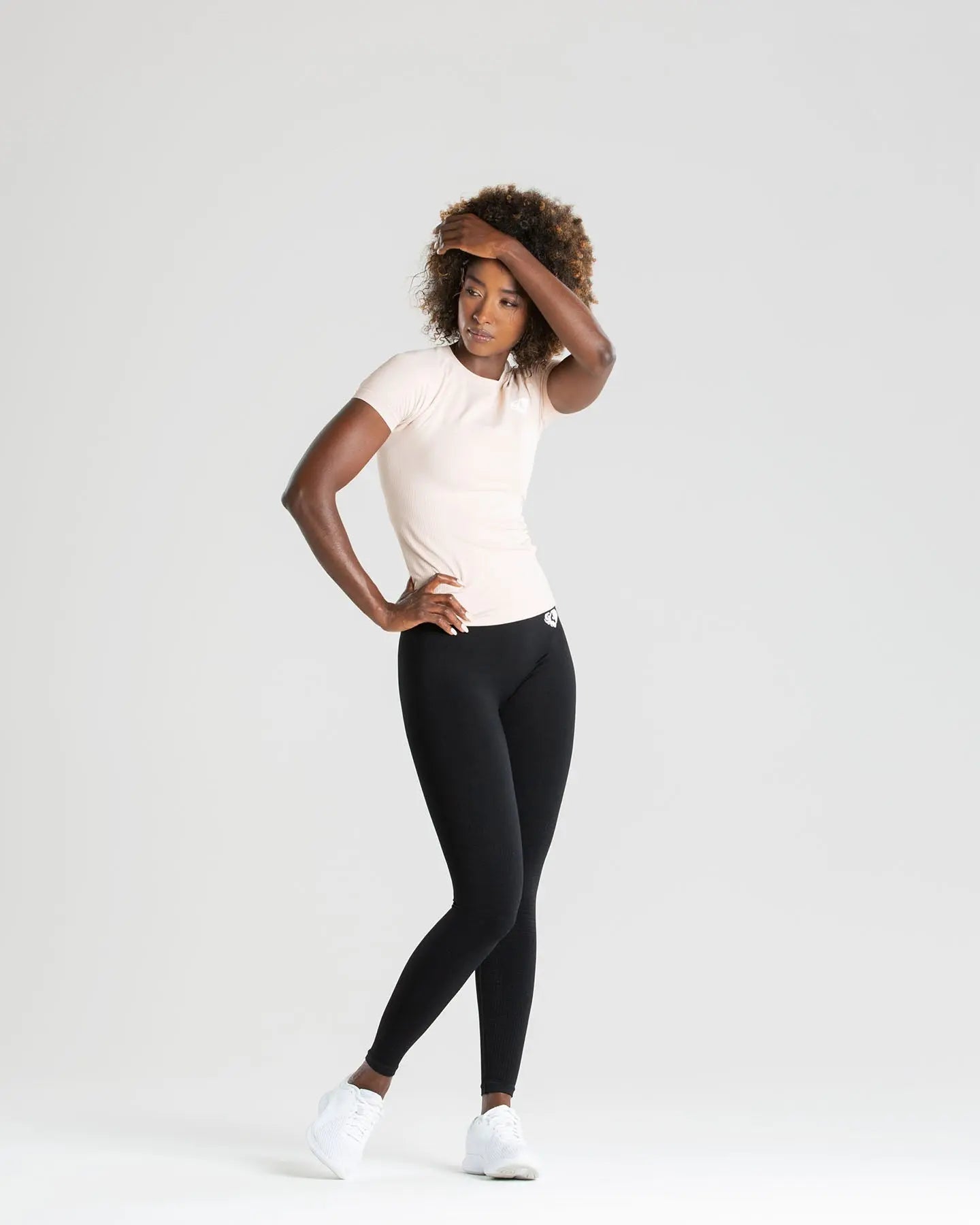 امرأة ترتدي تي شيرت Best Power Seamless للسيدات باللون البيج.