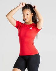 امرأة ترتدي تي شيرت BEST Power Seamless للنساء | شورت أحمر وأسود.